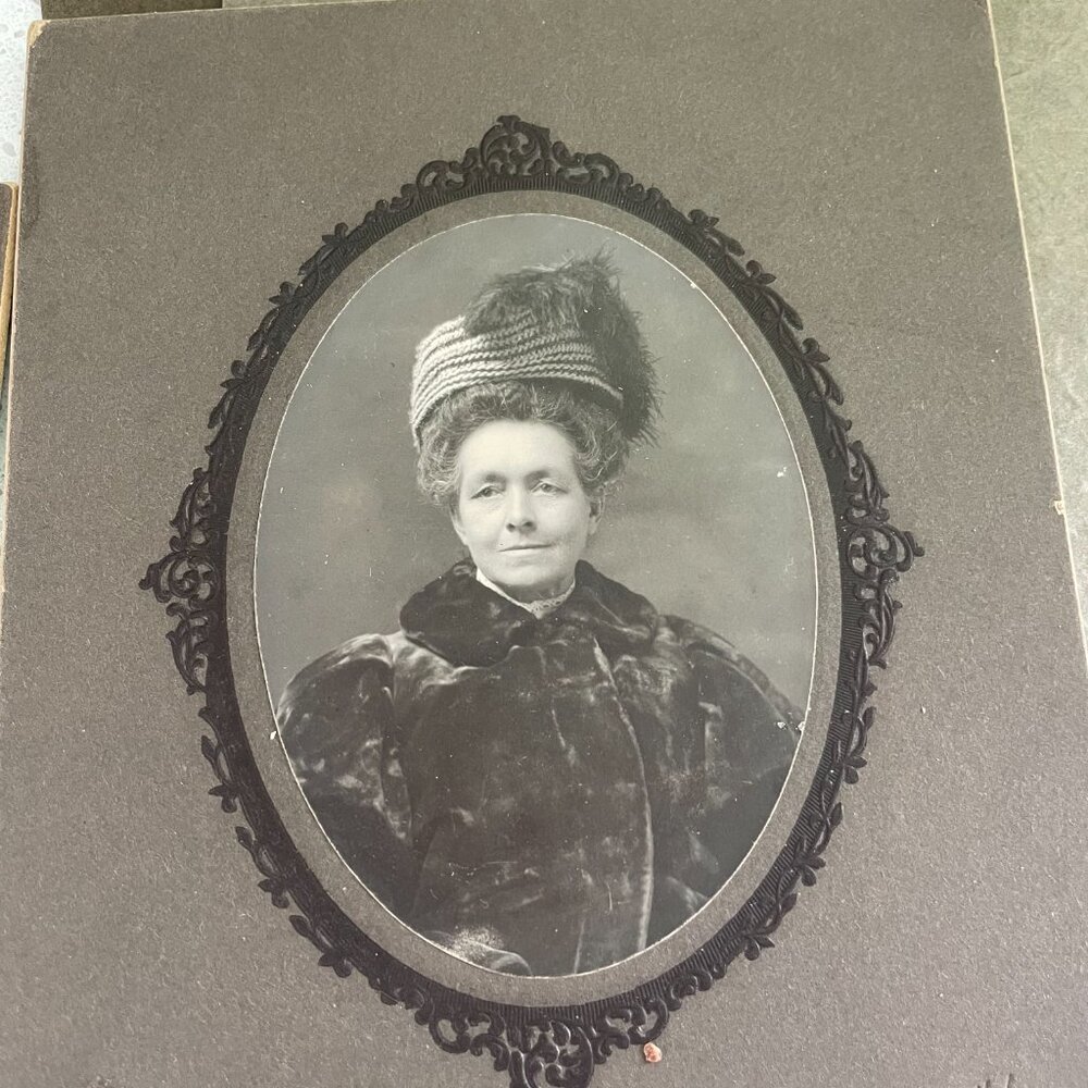 VINTAGE PORTRAIT PHTOGRAPHS - Picture 2 of 8